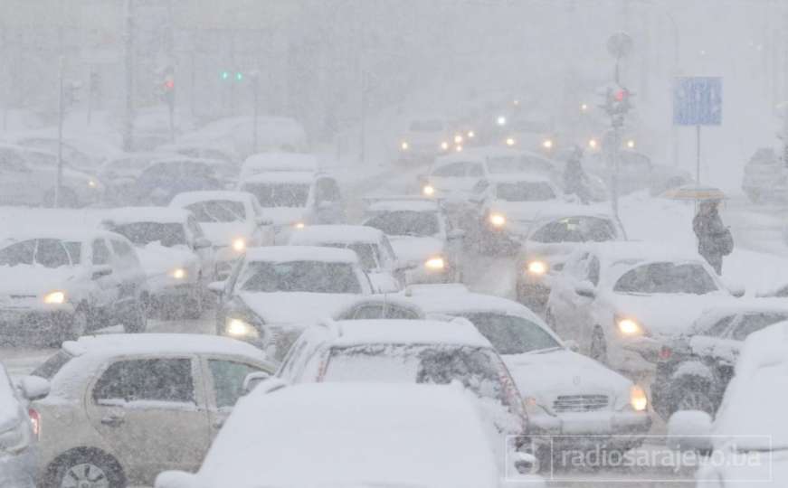 Snijeg izazvao saobraćajni kolaps u Sarajevu, ekipe "Rada" na terenu